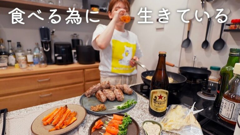 キッチンで深夜からおつまみの仕込みをするひとり飲み