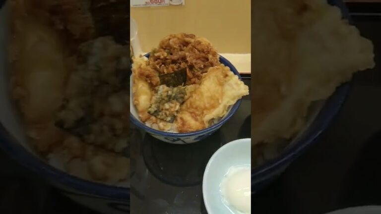 天丼てんや「鶏あえず食ってみ天丼」桜海老と枝豆のかき揚げ、とり天、モッツァレラチーズ天、海苔天に半熟玉子のハーモニー。産業能率大学 経営学部 漆田ゼミの大学生が考案した期間限定メニュー。テイクアウト✕