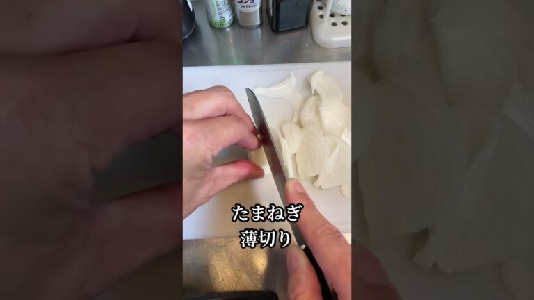 料理している10分間にまるで人生の集約を見せる44歳貧乏