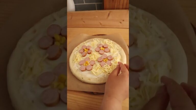 お花ピザ🌸可愛いからパーティーにも良さそう🥳#パーティー #パーティーごはん #ピザ #手作りピザ #ピザ生地 #市販ピザ #お花ピザ #フラワーピザ#簡単レシピ#市販アレンジ #ピザクラフト