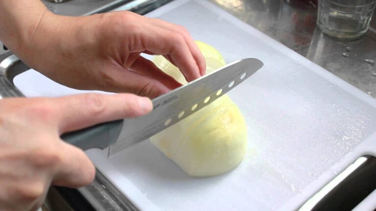 豚肉とモヤシ炒め用のタマネギを切る