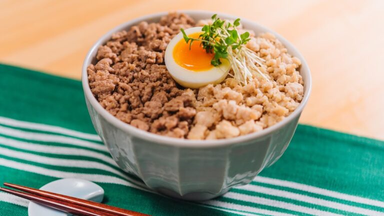 鶏と豚のそぼろ丼～半熟卵がつないだ運命の恋～