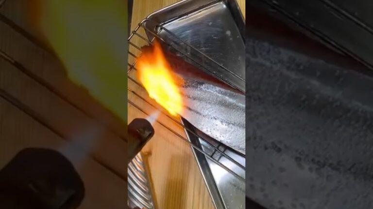 かつおを炙ります！カツオは皮目が美味しいです！香りや旨味が強いので炙って皮ごと食べるのがおすすめです！　#カツオ　#かつお　#勝男　#鰹　#堅魚　#ねぎお #ねぎお寿司 #炙り　#料理 #捌く #捌き