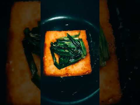 厚揚げ焼いてニラ醤油でジュワ～