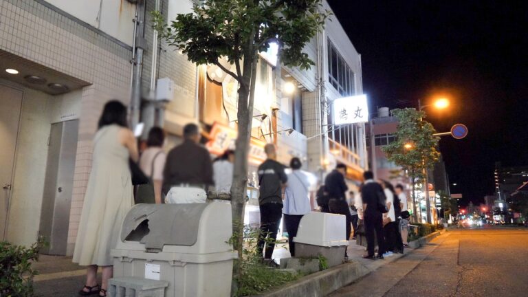 ２０時開店→深夜の大行列の先には驚愕のカレーうどんラッシュ！