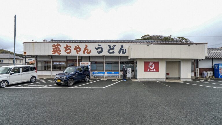 トラックドライバーと働く男達を５３年支える老舗ロードサイドうどん店に密着。