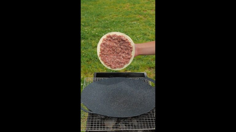 【BBQやるならこれ絶対やって！】肉汁ジュワ〜♪こどもに大人気の巨大バーガー！ / Quesadillas Burger #shorts