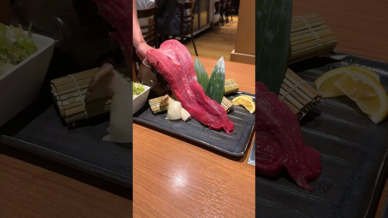 鉄板からはみ出すほど巨大な丸ごと一本牛タンが最高！