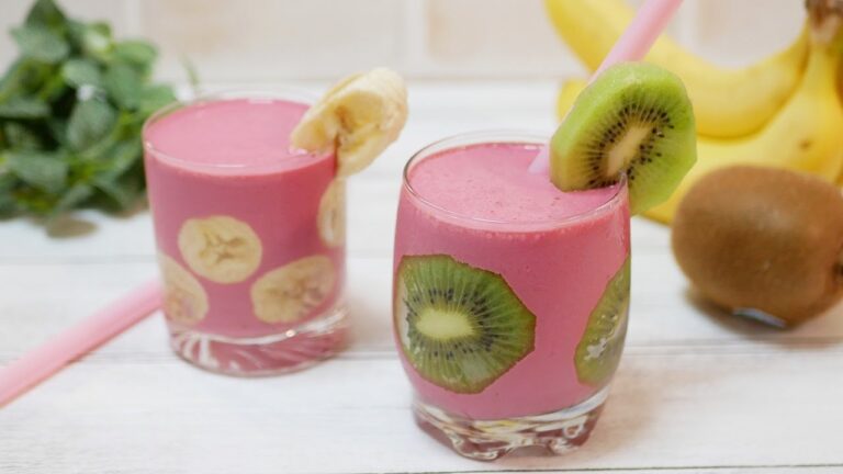 スーパーフードとスーパーカップのスムージー Superfood and ice cream smoothies