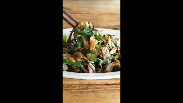 簡単5分で副菜！絶品おつまみにもなるニラと舞茸とベーコンのニンニク醤油炒めの作り方 #shorts