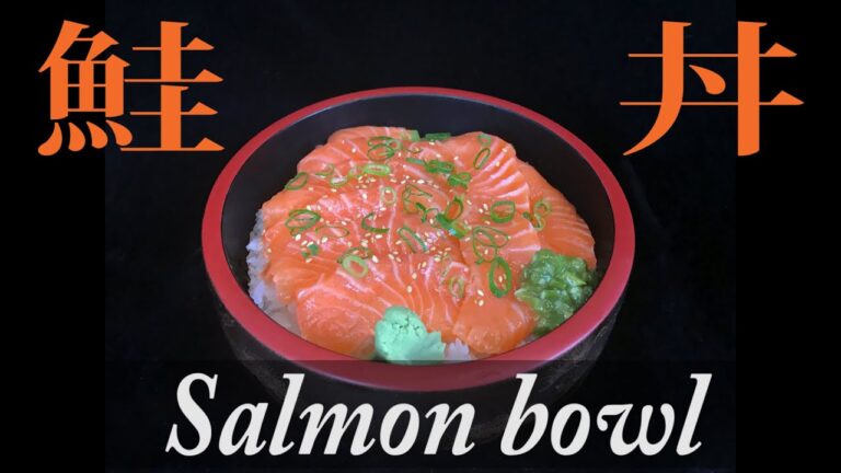 Fresh sliced salmon on sushi rice.  米国発・鮭丼ぶり