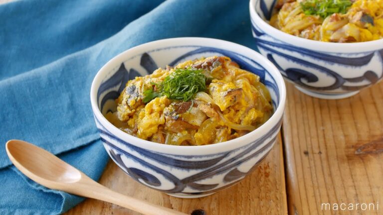 【鯖たま丼】さば缶あったら作ってみて！さばみそ煮缶と玉ねぎを炒め、卵でとじるだけのお手軽レシピ♪｜macaroni（マカロニ）