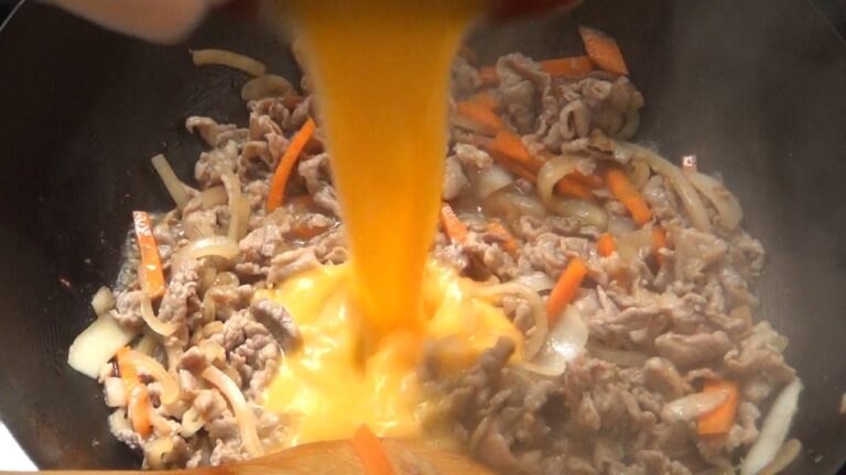 豚肉のしょうが焼きをチャーハンの具材にしてみた