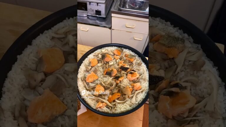 鮭と舞茸の炊き込みご飯、大根とにんじんと厚揚げのみそ汁