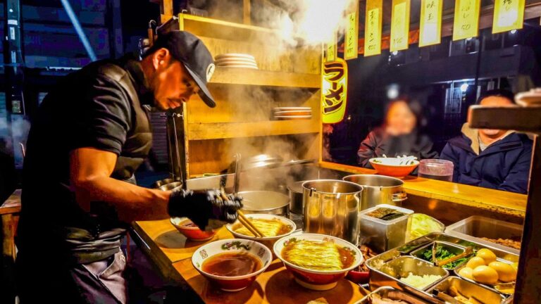 ポツンと高架下に現る深夜の屋台ラーメンに客が殺到する！