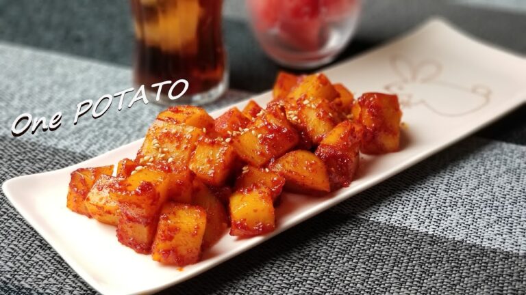 ただじゃがいも一つで楽しめる韓国料理のレシピ。簡単なおかず、じゃがいもの煮付けの作り方。[Korean food recipe, Braised potatoes]