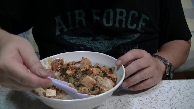 ［一人deごはん］夏のスタミナ源・ニンニクをプラス！「黒麻婆（豆腐）丼」
