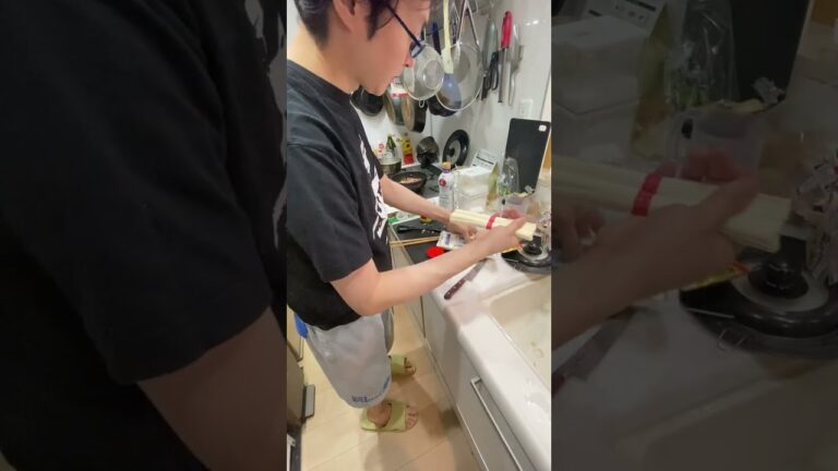 ダメ人間に去年に余ったそうめんでまかない作らせたら信じられないほどウマいヤツ出来た #shorts