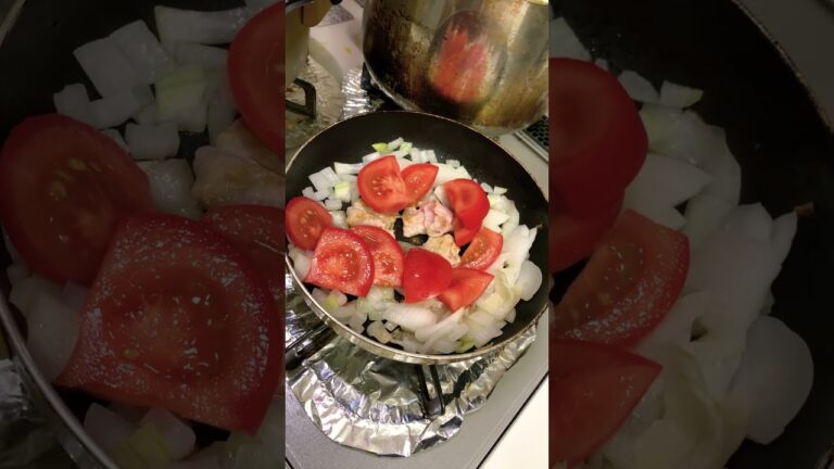 明日のお弁当のおかずにしよう！ヘルシーおかず。玉ねぎ🧅と豚肉のトマト煮🍅