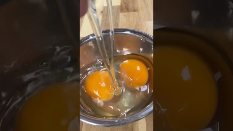 ジブリっぽい普通な朝ごはん #shorts  #ジブリ #ベーコン #卵 #ベーコンエッグ