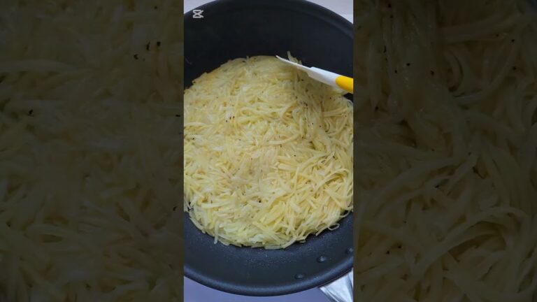 「じゃがいもガレット」カリッと、ほくほく。フライパンひとつで、こんがり美味しくできました〜♪朝ごはんにも、おやつにもぴったりな一枚です。不器用なベリーでも作れたよ #じゃがいもガレット#クイーン