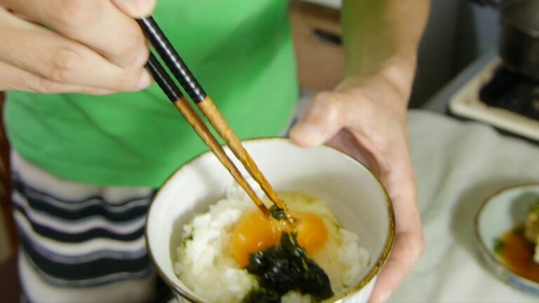 『中西の昼食』〜伊勢志摩産アオサ佃煮・冷奴・味噌汁・ごはん・生卵・焼き海苔〜アオサ佃煮おいしい！途中で例のごとく卵かぁけごはんにしました！