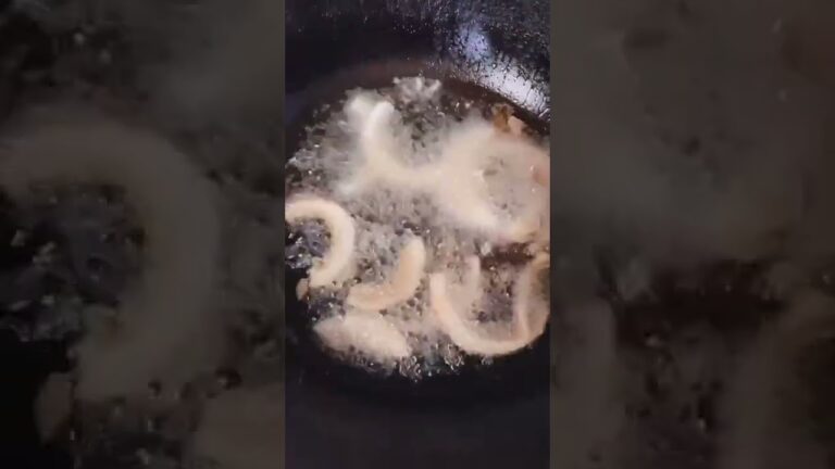 朝の料理動画です。玉ねぎとじゃがいもを油で素揚げしてますね。 #shorts