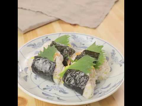 たくあんがご飯の味を引き締める！ 鮭のおむすび ｜ moguna[モグナ]