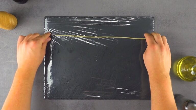 スパゲッティをラップの上にこのようにのせて巻く。美味い！