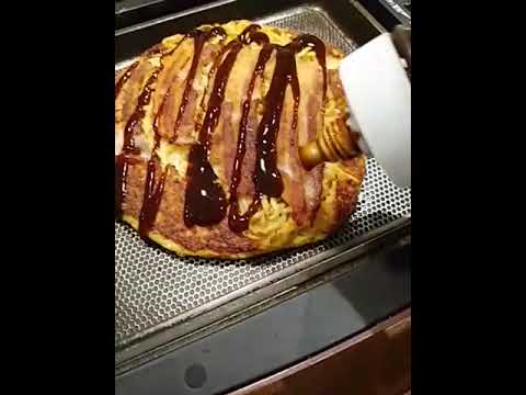 山芋焼き　いつもの広島お好み焼きと違って山芋のふわふわ焼き　2022年2月15日　（広島焼きと言わないほうが･･･）おたふくソースと神戸どろソースをブレンドの特別ソースとからしで