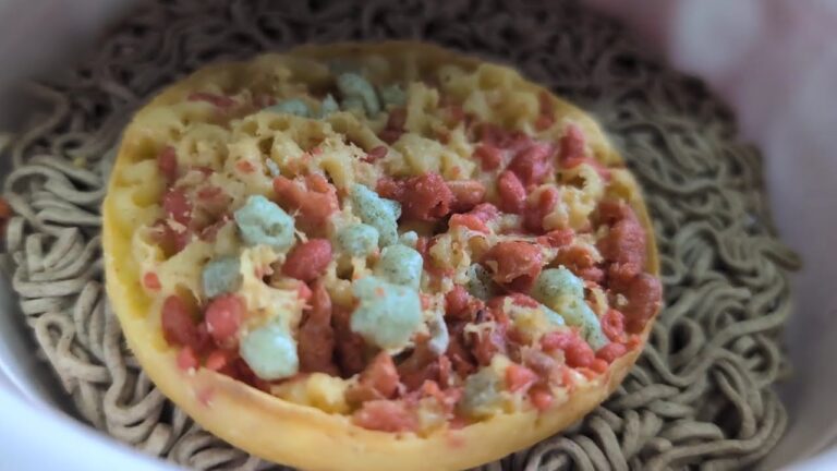 とある休日の自宅の夕食：「マルちゃん　ごつ盛り 天ぷらそば」、玉子：東京都杉並区和田一丁目　PXL 20250518 023112141