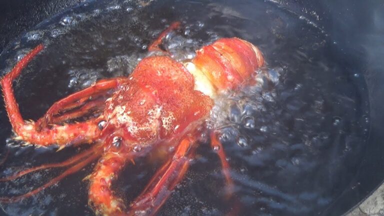 油にイセエビを殻ごとぶち込む料理