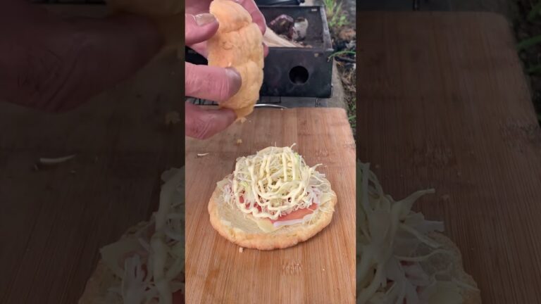 【簡単キャンプ飯】メロンパンに生ハムとチーズを入れてホットサンドに！甘いとしょっぱいが絶妙　#shrots #camping #cooking #food