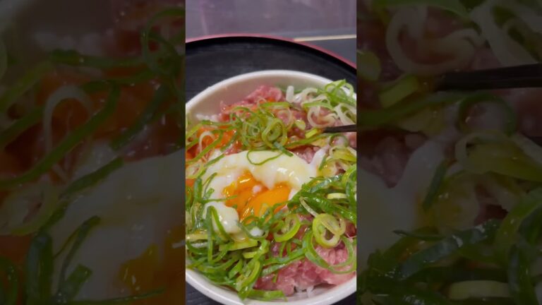 サーモン&ネギトロ丼温玉ネギだく。これマジで好き。 #おいしい #マグロ #サーモン #飯テロ