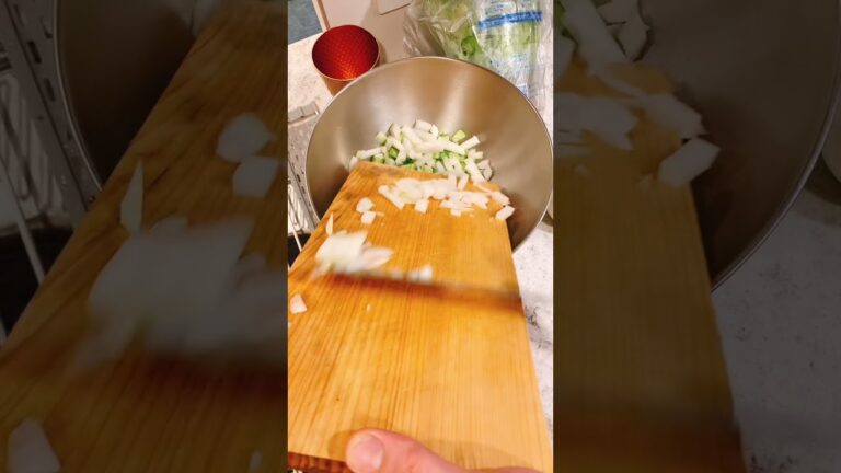 これだけで満腹！でもヘルシー♪スパイシーチキンとリンゴとナッツのサラダ #Shorts