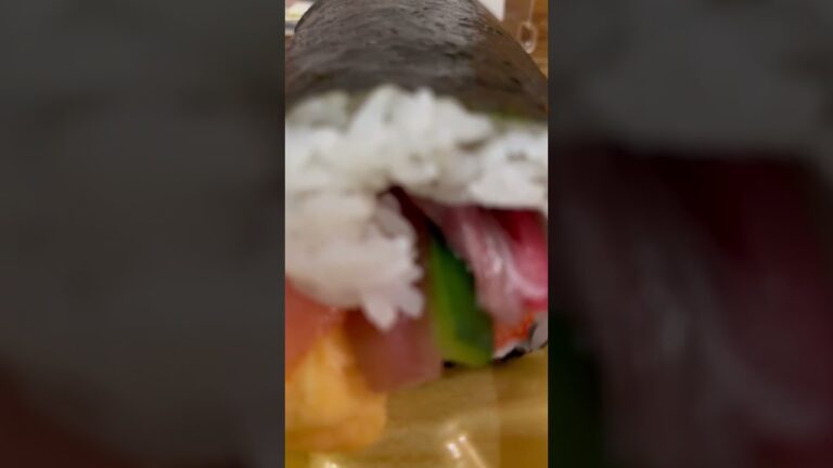 ショート動画【海鮮巻き寿司】 #shorts #ショート ＃節分＃海鮮巻き＃巻き寿司＃丸かじり＃南南東＃節分の日＃お寿司＃海鮮