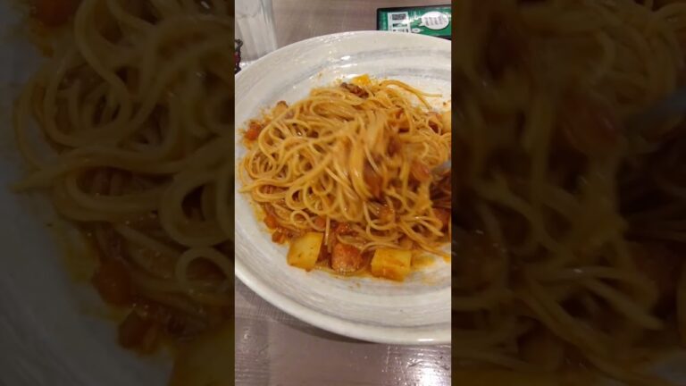 粗挽きソーセージとじゃが芋のミートソーススパゲッティ