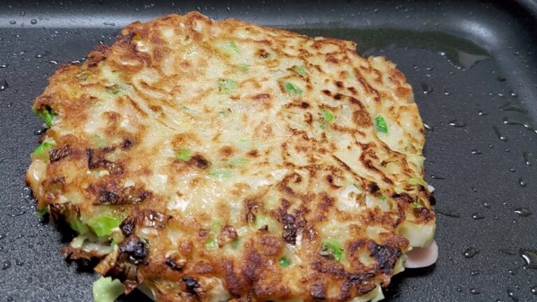 ＃料理　＃お好み焼き　＃ソーセージ　＃目玉焼き　＃チーズ　いろいろ入れてみたお好み焼き