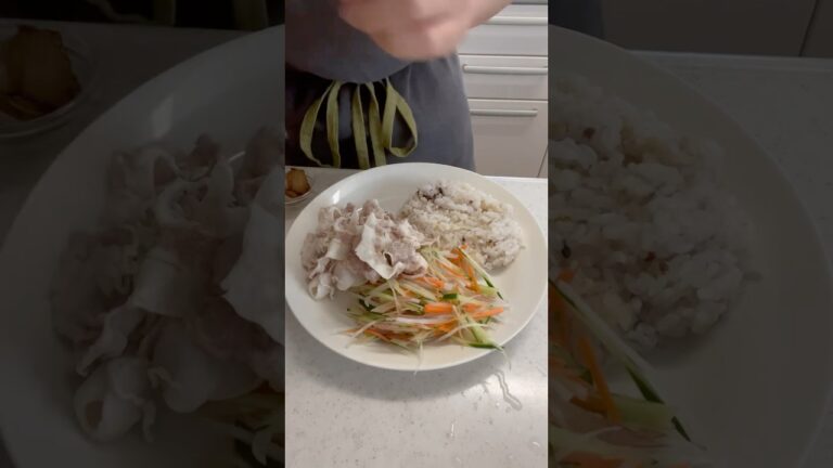 豚しゃぶと千切り野菜のワンプレート♪簡単✨豚肩しゃぶしゃぶ用肉、にんじん、きゅうり、大根、みょうが、いぶりがっこ✨