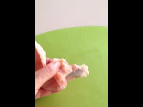 キッチンばさみと手を使って、鶏の手羽先の骨を抜く方法