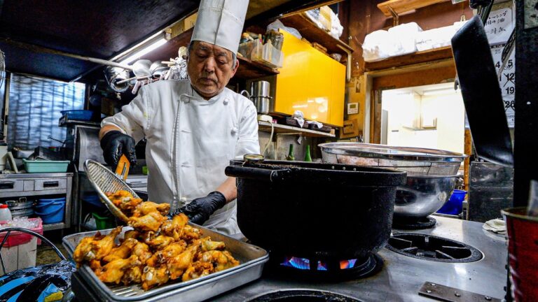 ７７歳鉄人おじいちゃんが超巨大マシーンで１８００人前カレーを作る魅力的過ぎるロードサイド老舗カレー店がスゴい