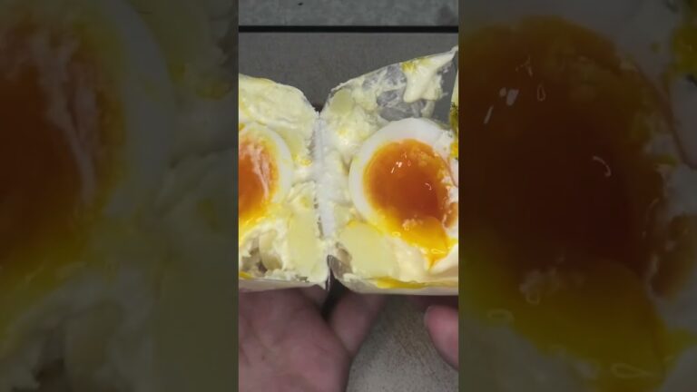 セブンイレブンの半熟卵と特製マヨソースのウフマヨポテトサラダを切りました。　#セブンイレブン #半熟卵 #ポテトサラダ #ウフマヨ #マヨソース