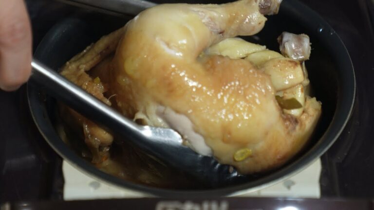 水なしで丸ごとチキンを炊飯器に入れてみて下さい。驚くほど絶品になります。