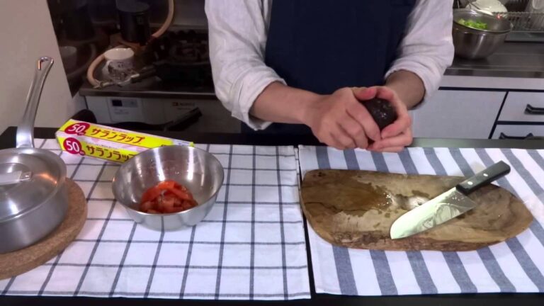 アボカド、トマトとベーコンのサラダ丼