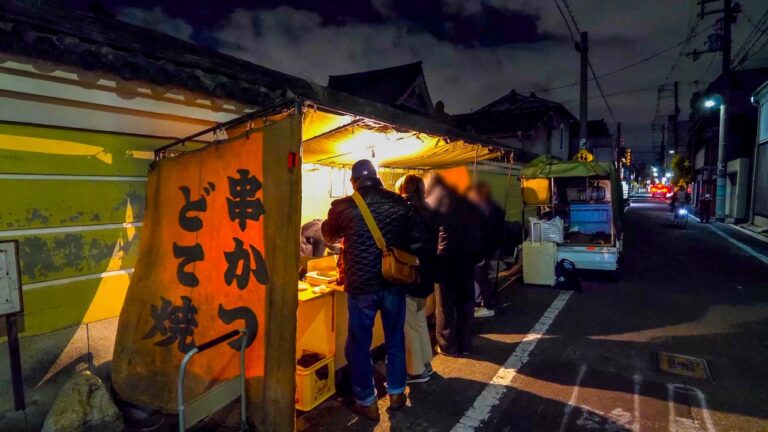 ８５歳スーパーおばあちゃんが屋台で奮闘 住宅街に突如現る串揚げ屋台