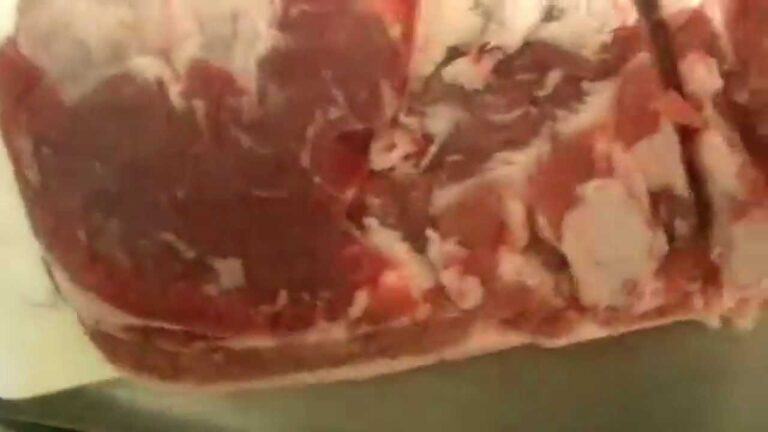 柔らか角煮作り方・レシピ１　豚バラブロックを切る　手打ちそば長幸（松戸、柏）