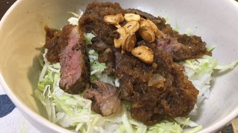 ステーキ丼の作り方教えます❤️焼き方のコツと醤油ベースの玉ねぎソース、つまりは和風ステーキ丼です。簡単な料理ほど難しいいい例ですね😋