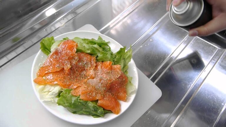 スプレー式食用オリーブオイルでカルパッチョ風サーモンの仕上げ