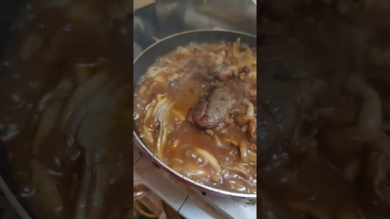 明確な違いはなく、どちらも、“ 薄切りの牛肉と玉ねぎを使ったライスメニューだが、ハッシュドビーフはドミグラスソースの風味が強くハヤシライスはトマトやトマトケチャップの風味が強いといわれる場合もある