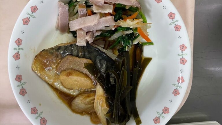給食調理(さばの味噌煮)